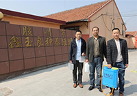 青島旭日匯鑫環(huán)?？萍汲魟┴i圈試驗(yàn)去臭效果棒